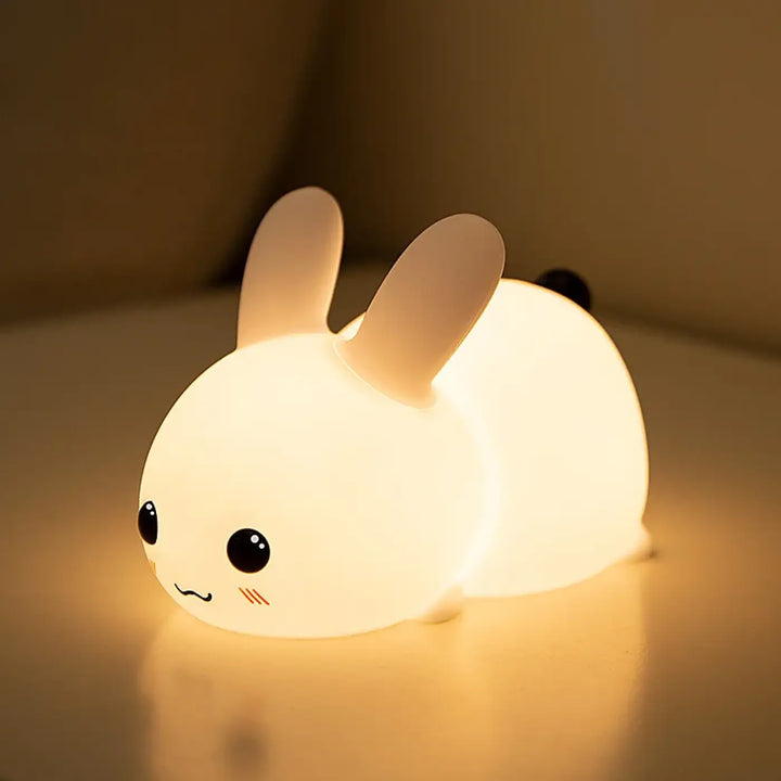 Veilleuse lapin blanche douce en forme de lapin avec yeux noirs et sourire subtil pour chambre d’enfant aux enfants