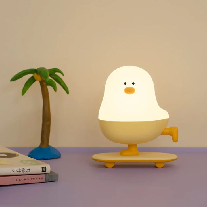 Veilleuse led douce en forme de canard blanc et jaune avec base skateboard coquille d’œuf design ptibou