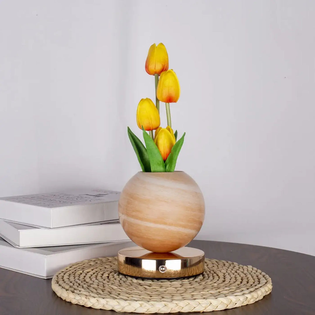 Lampe de table Tulyna en bois sphérique clair avec tulipes jaunes offrant une source lumineuse décorative