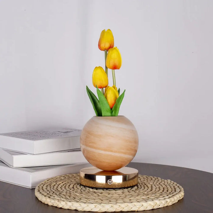 Lampe de table Tulyna en bois sphérique clair avec tulipes jaunes offrant une source lumineuse décorative
