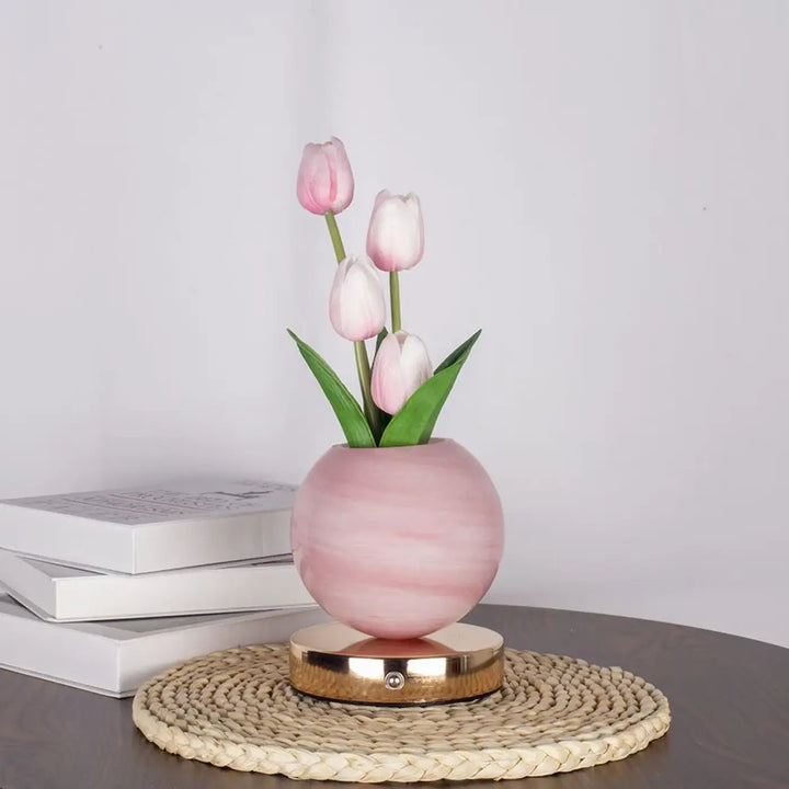 Lampe de table tulyna avec base dorée et vase sphérique effet marbre rose servant de light source avec tulipes artificielles