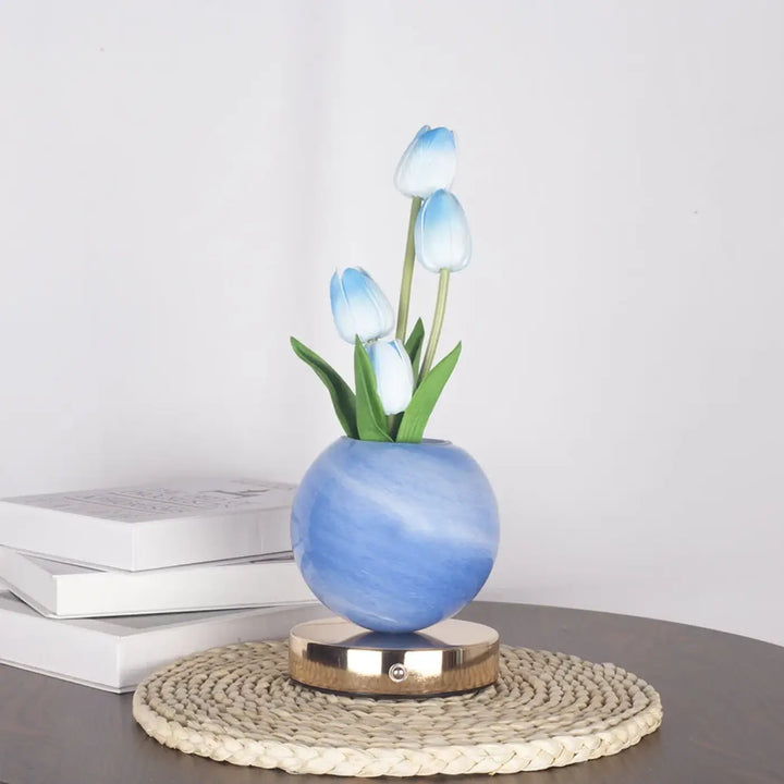 Lampe de table tulyna avec vase sphérique effet marbre bleu et base magnétique dorée, source de lumière avec tulipes bleu clair