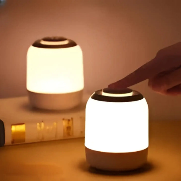 Veilleuse led minimaliste blanche cylindrique avec finition mate et base circulaire noire modèle lista