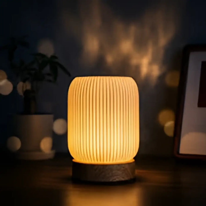 Veilleuse moderne flamara en céramique à côtes verticales avec base douce et lumière douce pour ambiance cocooning