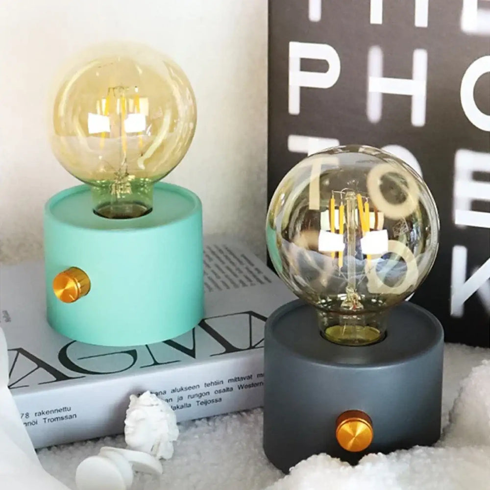 Veilleuse moderne monora avec ampoule apparente sphérique sur base mint et gris foncé avec bouton orange