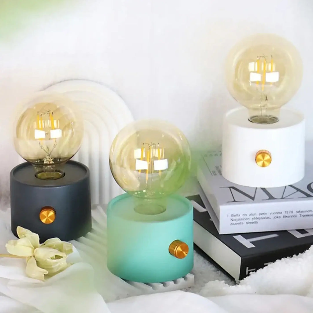 Veilleuse moderne veilleuse monora avec ampoule apparente en verre givré et socles cylindriques mats noir vert menthe et blanc