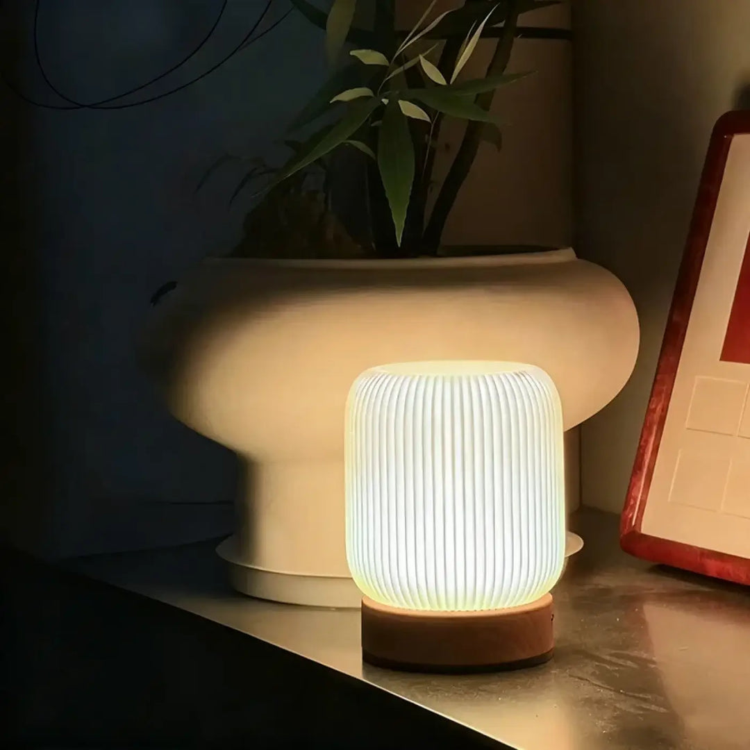Veilleuse liana avec lumière blanche chaude et corps translucide sur base effet bois cylindrique à rainures verticales