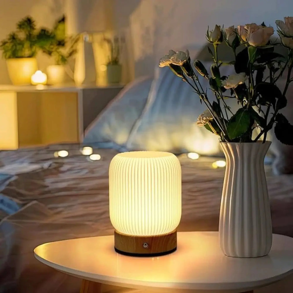 Veilleuse liana avec base effet bois en bois et lampe cylindrique à rainures verticales lumineuse et chaleureuse