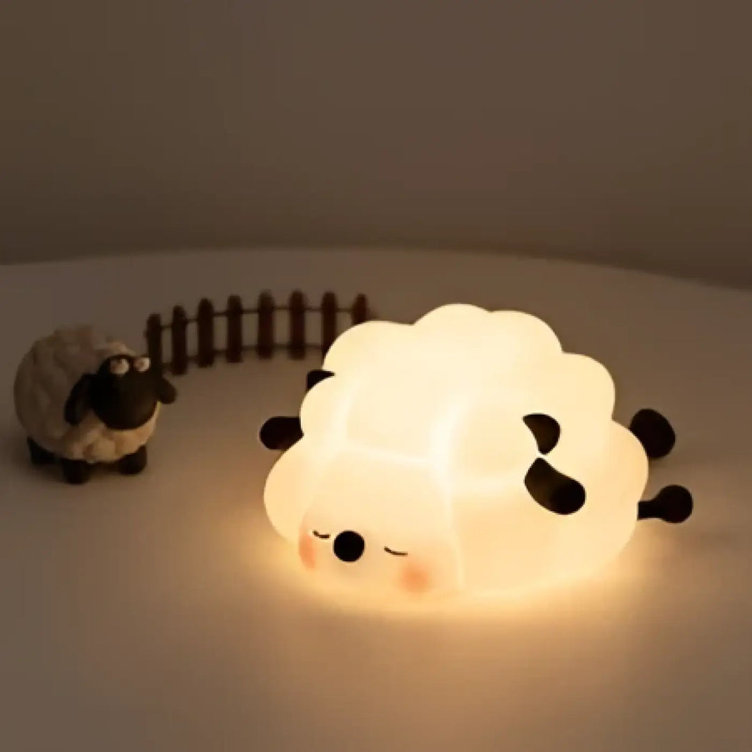 Veilleuse mouton cheepy douce lumière présence lumineuse en forme de mouton blanc avec yeux et oreilles noirs