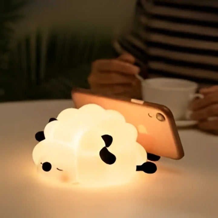 Veilleuse mouton blanche en forme de mouton avec présence lumineuse douce et yeux et nez brodés noirs cheepy