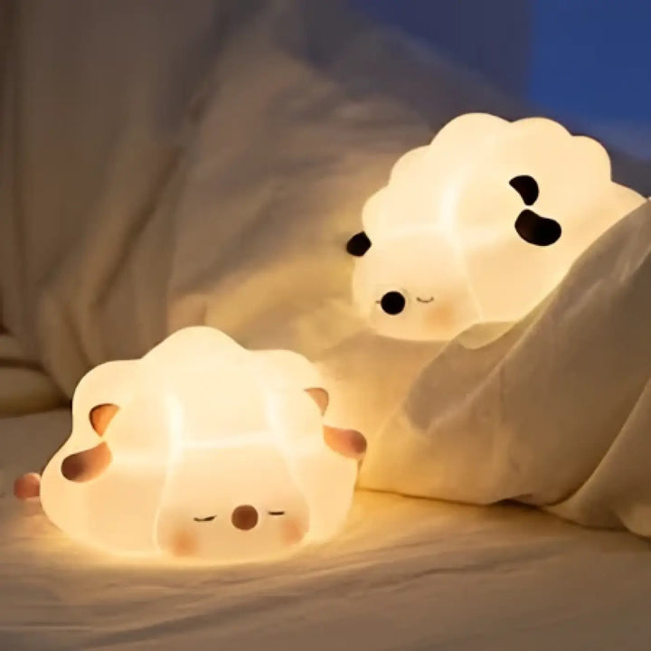 Veilleuse cheepy en peluche blanche douce avec yeux et nez brodés noir offrant une présence lumineuse