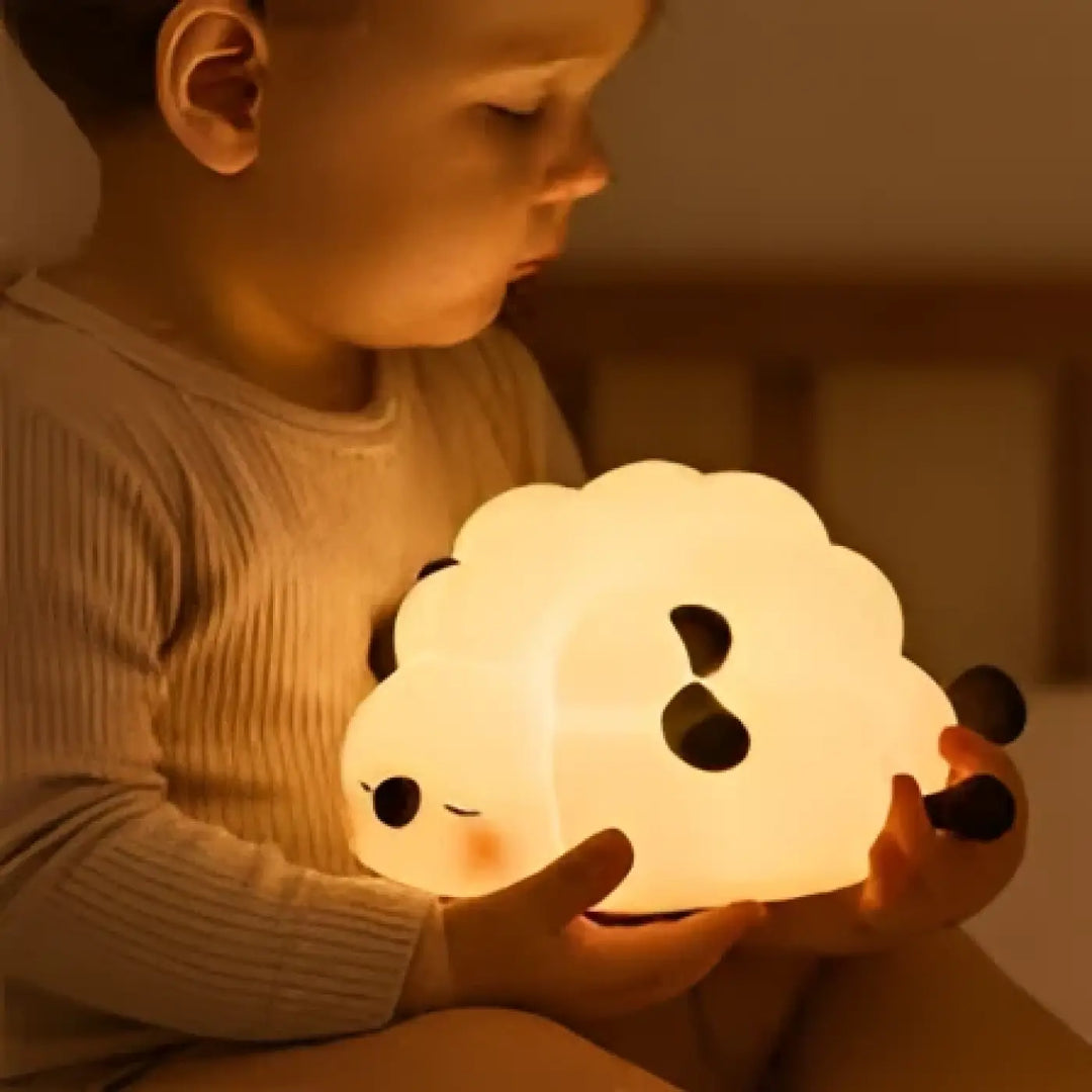 Veilleuse cheepy panda en peluche blanche douce avec yeux brodés noirs offrant une présence lumineuse agréable