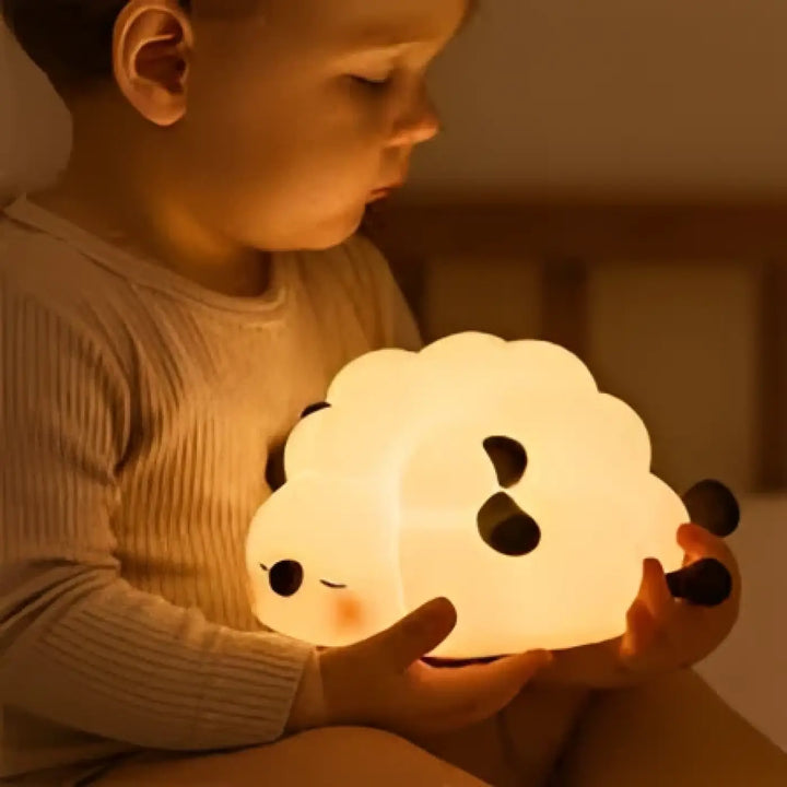 Veilleuse cheepy panda en peluche blanche douce avec yeux brodés noirs offrant une présence lumineuse agréable