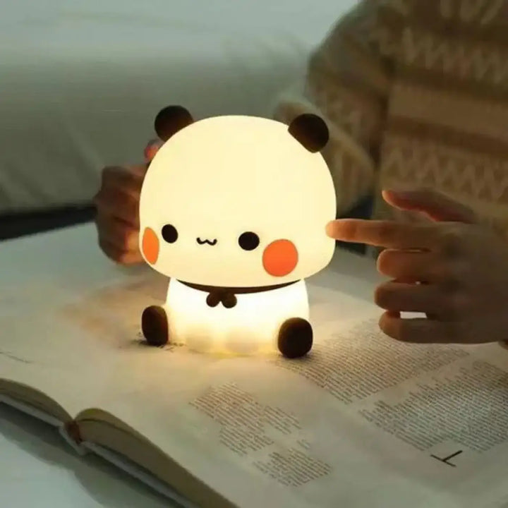 Veilleuse panpan lampe cosy en forme de panda blanc avec oreilles noires joues orange et lumière douce pour chez soi