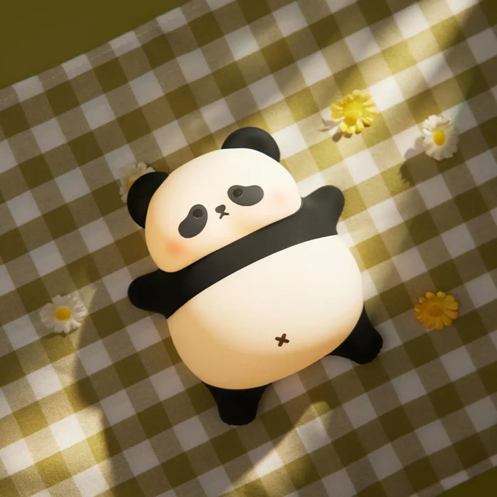 Veilleuse panda pandou en silicone noir et blanc avec lumière douce et détails brodés pour l’univers déco enfantin