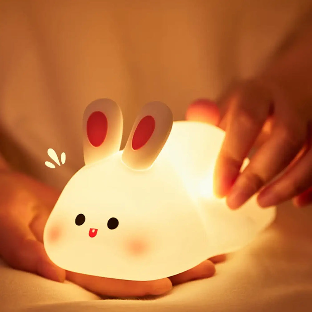 Veilleuse socute lapin blanc doux lumineux avec oreilles rouges ambiance douce décoration intérieure chambre d’enfant