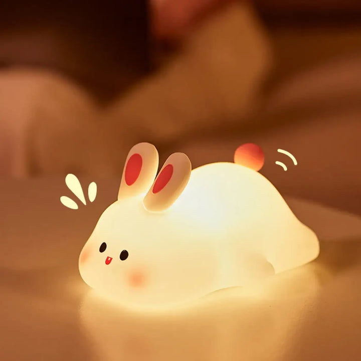 Veilleuse socute lapin blanc doux avec oreilles rouges et queue orange pour décoration intérieure et ambiance douce chambre d’enfant