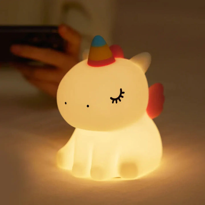 Veilleuse socute en silicone blanc en forme de licorne avec corne arc-en-ciel et ailes rouges pour ambiance douce chambre d’enfant
