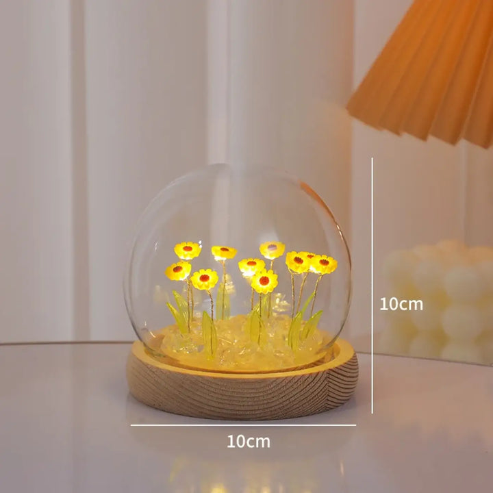 Veilleuse tournesol décorative helios avec dôme en verre clair, base en bois, tournesols jaunes lumineux et herbe verte