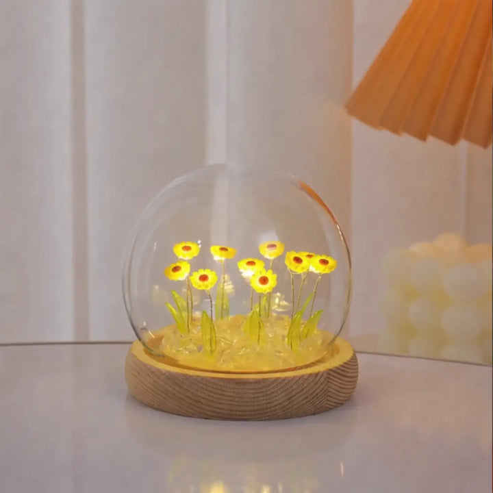 Veilleuse tournesol décorative helios en verre transparent avec base en bois et tournesols jaunes illuminés