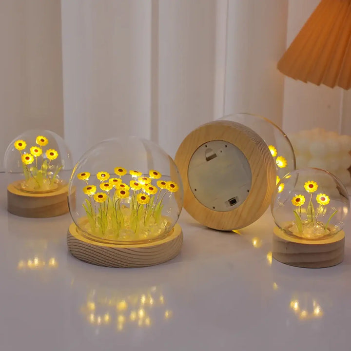 Veilleuse tournesol décorative helios en verre clair avec fleurs jaunes et leds chaudes sur base en bois rond